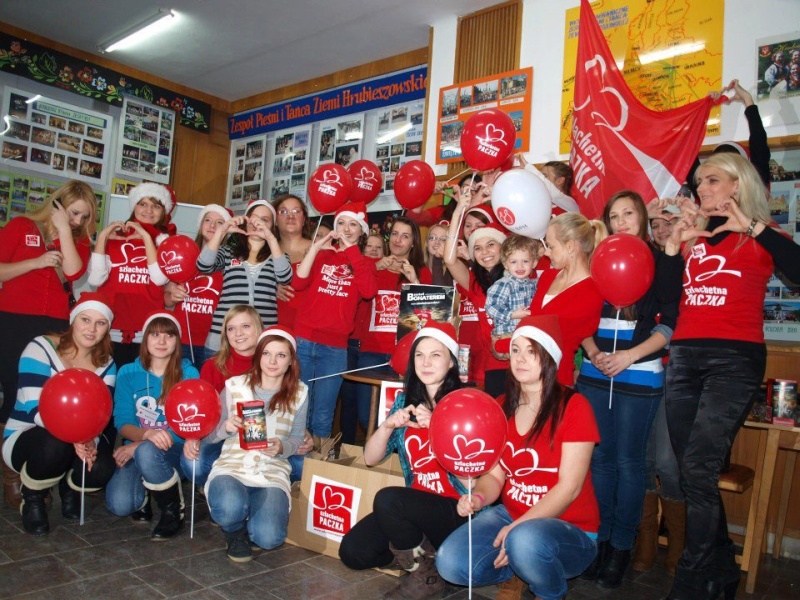 Grupa wolontariuszek w czerwonych strojach pozuje do zdjecia