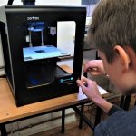 uczeń drukuje na drukarce 3D