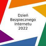 W srodku napis Dzień Bezpiecznego Internetu 2022. Wokół napisu kolorowe trójkąty