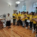 Grupa uczniów w żółtych koszulkach