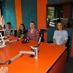 uczniowie i opiekunowie w studiu radiowym