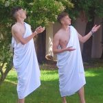 2 uczniów udaje mitologicznych bogów