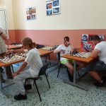 uczniowie grają w szachy