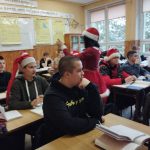 Mikołaj i śnieżynki w z grupą uczniów 