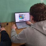 uczniowie korzystają z laptopów