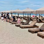 Plaża, leżaki i parasole słoneczne