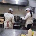 Dwie uczennice w kuchni