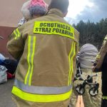 Strażak trzyma na rękach dziecko