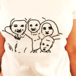 Cztery postacie narysowane na koszulce
