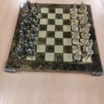 Przygotowana szachownica z figurami