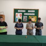 Grupa uczniów układa kostki Rubika