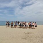 Grupa osób na plaży