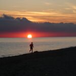 Malowniczy zachód słońca na plaży.