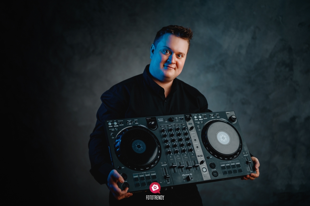 Read more about the article DJ, WODZIREJ I KONFERANSJER